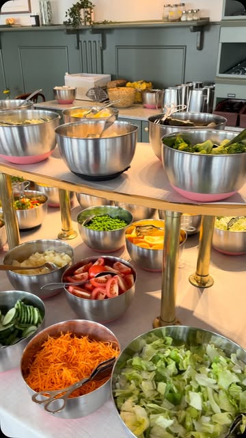 Salladsbuffén på Café Symphonie med skålar av grönsaker och tillbehör.